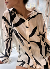 Load image into Gallery viewer, Zulu &amp; Zephyr Cotton Shirt - Cream Flower
