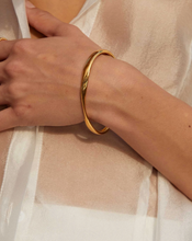 Load image into Gallery viewer, Kirstin Ash Fold Bangle