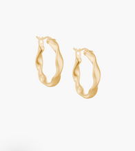Load image into Gallery viewer, Kirstin Ash Wave Hoops - Gold