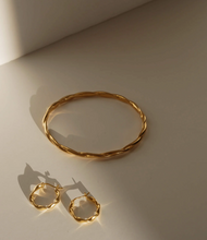 Load image into Gallery viewer, Kirstin Ash Wave Hoops - Gold